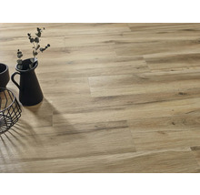 Verlegung von Bodenfliesen in Holzoptik im Innenraum.