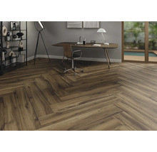 Büro mit Holzparkettboden im Fischgrätmuster, Schreibtisch, Stuhl und Regal