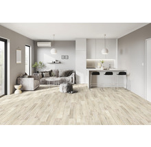 Heller Wohnraum mit Holzboden, Couch, Sessel, Küchentheke und Barhockern.