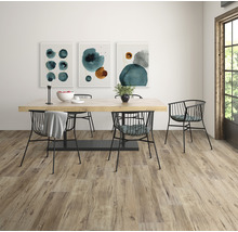 Esszimmer mit Esstisch, Stühlen und Holzboden