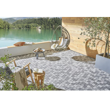 Terrasse mit Pflastersteinen, Feuerstelle, Hängesessel und Blick auf den See