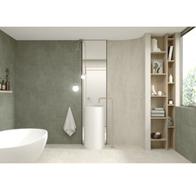 Modernes Badezimmer mit Badewanne, Waschtisch, Spiegel und Regal