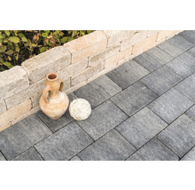 Gartenweg gepflastert mit Pflastersteinen, dekoriert mit einer Amphore und einer Kugel