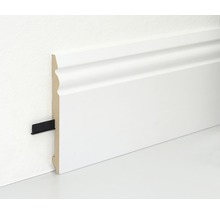 Weiße Sockelleiste mit Befestigungsclip an einer Wand