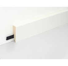 Weiße Sockelleiste mit Befestigungsclip an einer Wand