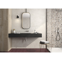Modernes Badezimmer mit Waschbecken, Spiegel, Dusche und sechseckigen Bodenfliesen