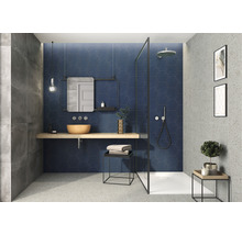 Badezimmer mit Dusche, Waschtisch und blauen Fliesen in Sechseckform