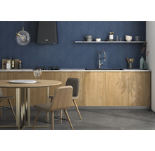 Moderne Küche mit blauen Sechseckfliesen, Holzakzenten und Esstisch