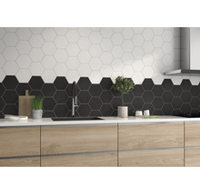 Küchenszene mit sechseckigen Wandfliesen in Schwarz und Weiß