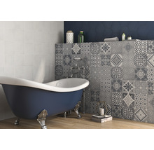 Badezimmer mit Badewanne und Fliesenwand im Retro Stil