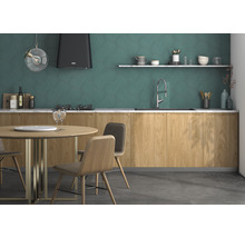 Moderne Küche mit sechseckigen Fliesen an der Wand, einer Arbeitsplatte aus Holz und einem Esstisch mit Stühlen