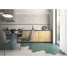 Helle Küche mit Esstisch, Stühlen und sechseckigen Bodenfliesen