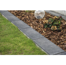 Garten mit Rasen, Rindenmulch und Beetbegrenzung aus Stein