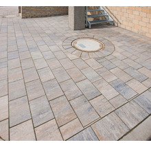 Verlegte Pflastersteine auf einer Terrasse