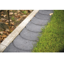 Nahaufnahme von grauen Rasenkantensteinen im Garten