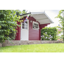 Gartenhaus mit Tür und Fenster im Garten