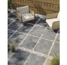 Terrasse mit Steinplatten und Kiesflächen sowie zwei Sesseln