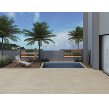 Außenbereich mit Schwimmbad, Liegestuhl und Fliesenboden