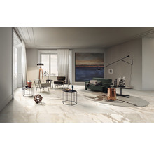 Helles Wohnzimmer mit Fliesenboden in Marmoroptik, Sofa, Sessel und Kunstwerk