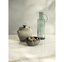 Stillleben mit Keramiktopf, Schale mit Nüssen und Glasflasche