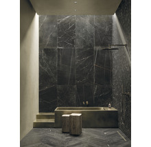 Modernes Badezimmer mit schwarzen Marmorfliesen, Badewanne und Holzhockern.