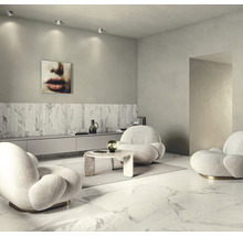 Helles Wohnzimmer mit Marmorfliesen, Sesseln und Couchtisch