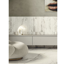 Innenraum mit Marmorboden, Wandpaneelen und Sitzmöbeln für ein elegantes Ambiente.