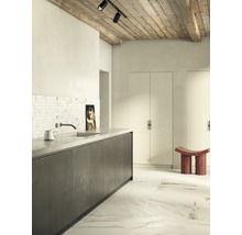 Helle Küche mit Arbeitsplatte, Mosaikfliesen, Holzbalkendecke und Marmorboden für ein modernes Raumgefühl.