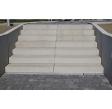 Außentreppe aus Beton mit Pflastersteinen