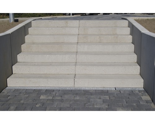 Außentreppe aus Beton mit Pflastersteinen