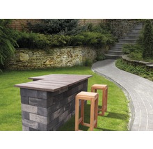 Garten mit gemauerter Bar und zwei Barhockern auf einer Rasenfläche