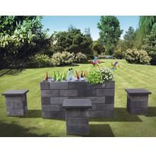 Gartenbar aus Betonsteinen mit Getränken und Beistelltischen im Garten.