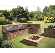 Gartenszene mit Steinbank, Blumenkasten und Feuerstelle für den Außenbereich