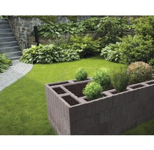 Garten mit Hochbeet aus Betonsteinen und Bepflanzung