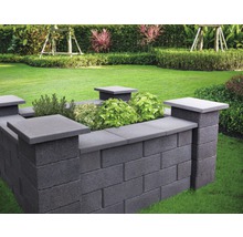Hochbeet aus Betonsteinen im Garten