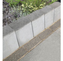 Gartenbegrenzung aus Betonsteinen und Pflastersteinen