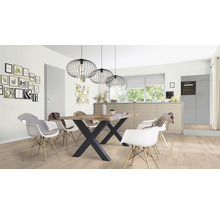 Helles Esszimmer mit Holztisch, schwarzen Metallbeinen und weißen Stühlen unter Pendelleuchten.