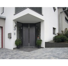 Haustür mit Glaselementen und Hausnummer am Eingangsbereich