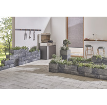 Terrasse mit Grill, Pflanzsteinen, Kräutern und Pflastersteinen