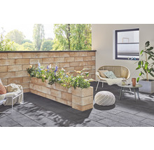 Balkon mit Mauern aus Pflanzsteinen, Sitzgelegenheiten und Pflanzen