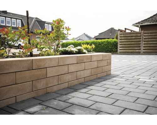 Beetbegrenzung aus Stein auf gepflasterter Fläche im Garten