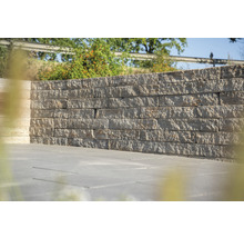 Mauer aus Betonsteinen im Außenbereich