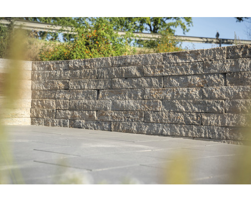 Mauer aus Betonsteinen im Außenbereich