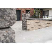 Gartenmauer aus Betonsteinen mit Mauerpfeiler