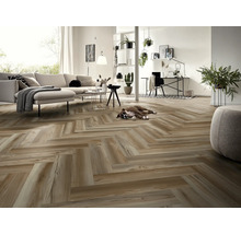 Helles Wohnzimmer mit Fischgrätparkett, Sofa, Schreibtisch und Hund