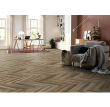 Heller Wohnraum mit Fischgrät-Vinylboden, Schreibtisch und Sessel