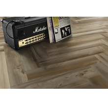 Verlegung von Holzboden in Fischgrätenmuster mit Verstärker