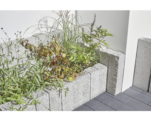 Hochbeet aus Betonsteinen mit Bepflanzung