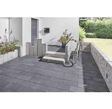 Eingangsbereich mit Pflastersteinen, Mauer und Treppe aus Stein