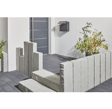 Gestaltungsidee für einen Hauseingang mit Pflastersteinen, Mauersteinen, Tür und Briefkasten